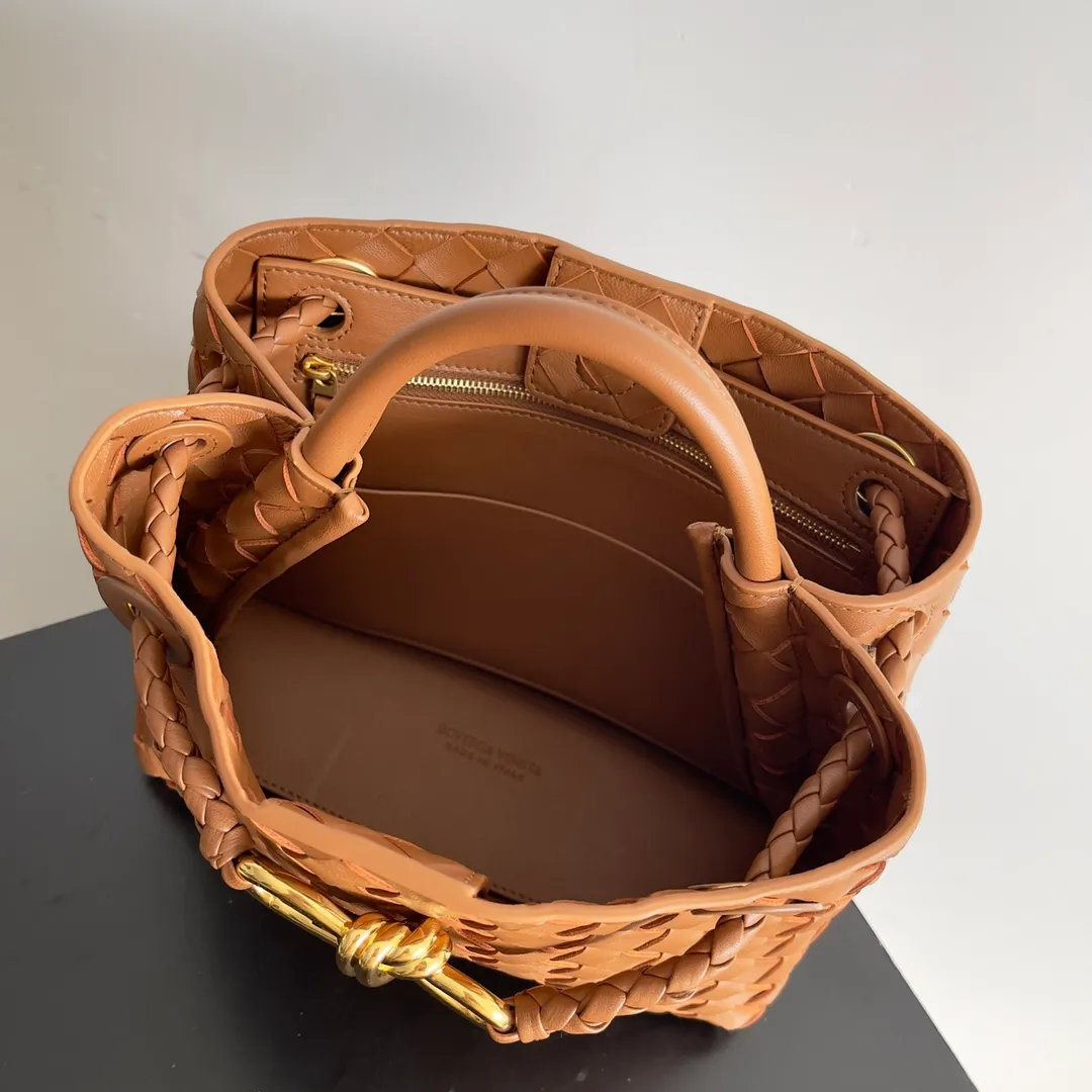 The 2023 new Andiamo batch of 1860 BV has been shipped‼ ️Really popular🔥The new Andiamo woven handbag launched by Bottega Veneta this season is really popular all over the world! ! Celebrities at home and abroad have worn it, and Oscar-winning actress Michelle Yeoh has taken it out on the street. Song Jia, Trai Yara, Yu Feihong, Sanji Ayaka, Rosie Hunting-Whiteley, Yoshioka Riho, etc. have all picked up this bag. It is classic and versatile, showing off its temperament, and the bag capacity is also large, which is very convenient for daily commuting! ! A variety of carrying methods, the shoulder straps can be adjusted by yourself, the original lambskin feels soft and delicate, and the neutral style is made to break gender boundaries and bring a more practical and longer-lasting use experience. Andiamo, which has both elegant and casual styles, perfectly interprets the true appearance of "fashionable old money style". Style number: 743568 Size: 25*22*10.5cm